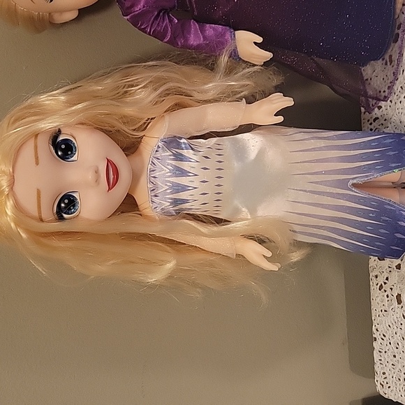 Elsa Frozen Doll - Picture 1 of 1